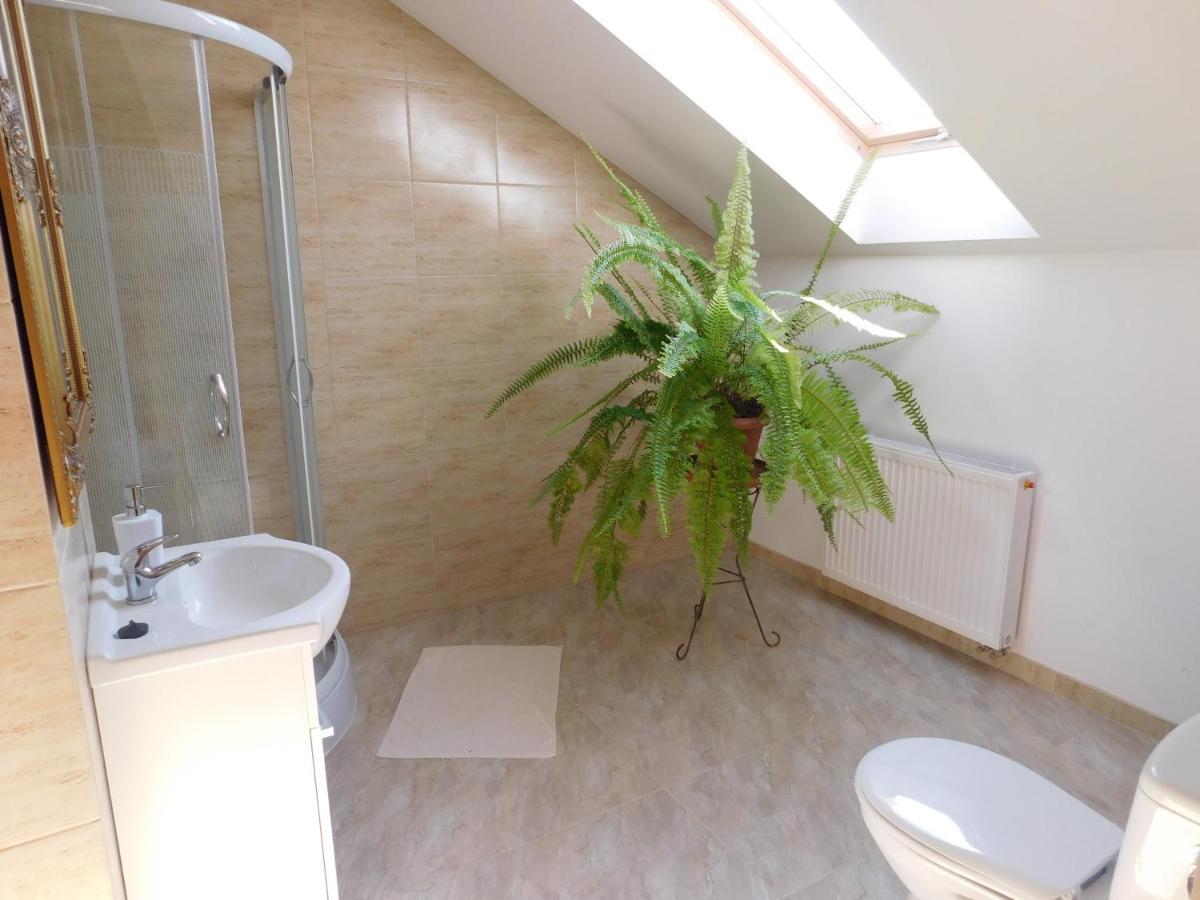 Potok 5 Hotell Zloczew Exteriör bild