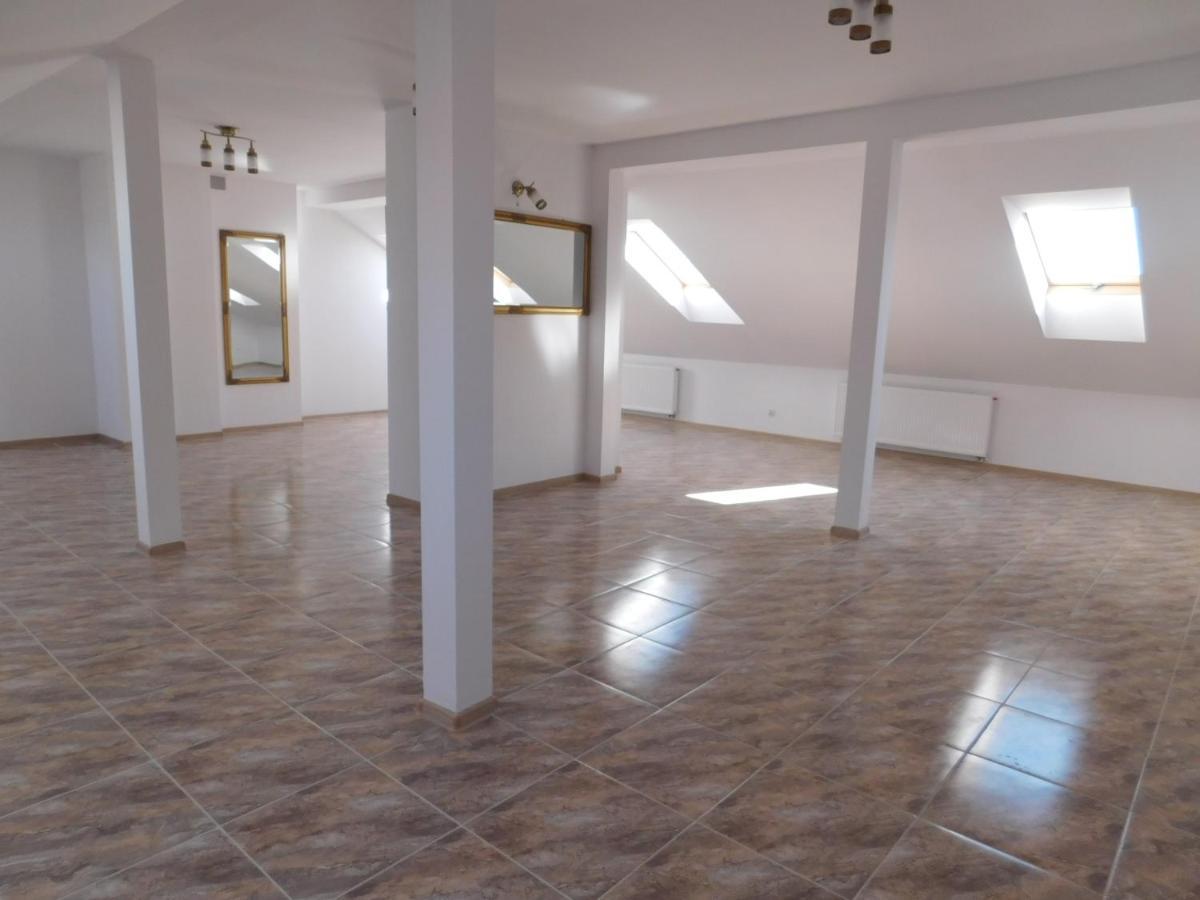 Potok 5 Hotell Zloczew Exteriör bild